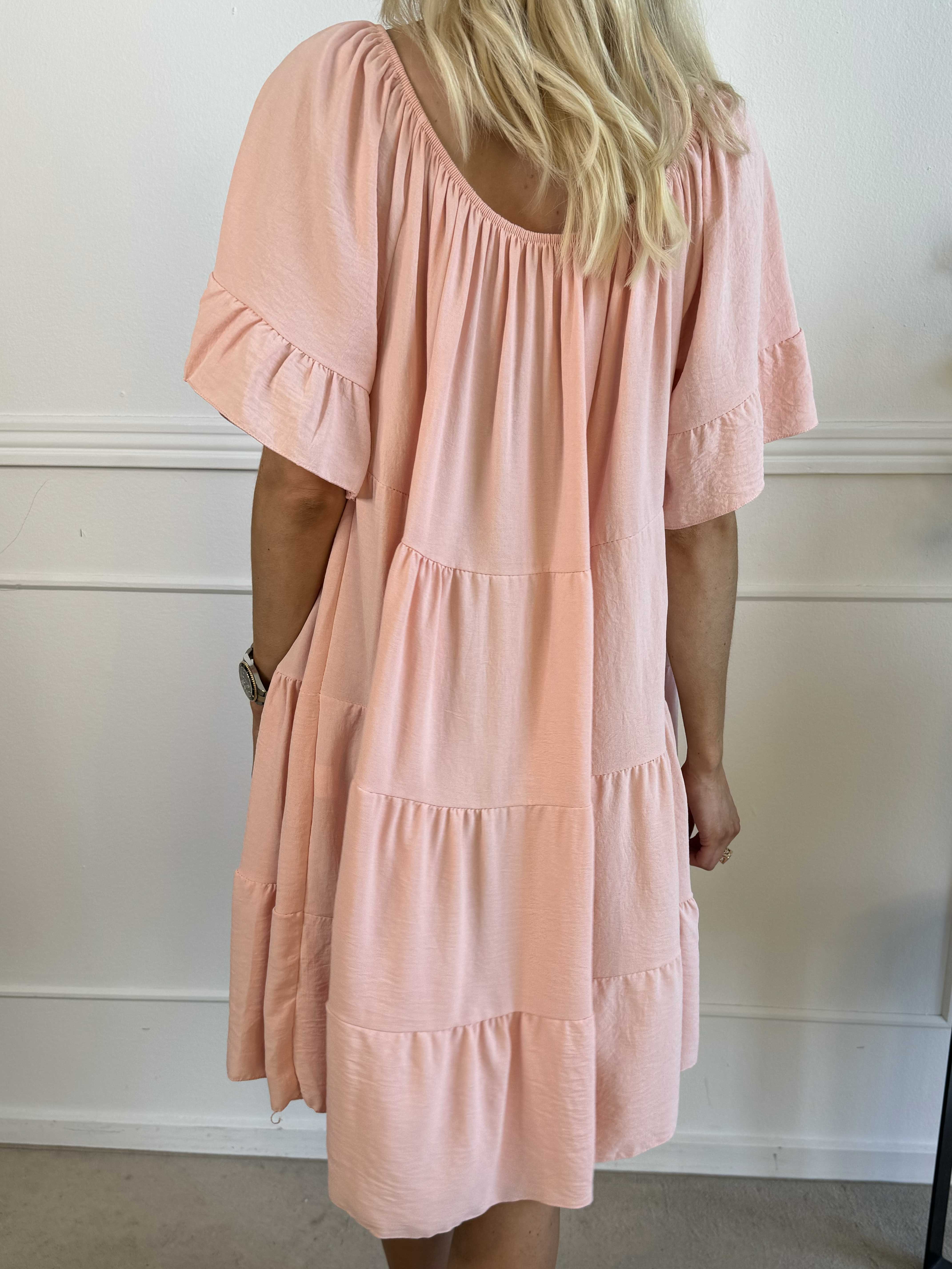 Murcia - Klänning i viskos med lager på lager och elastisk halsringning